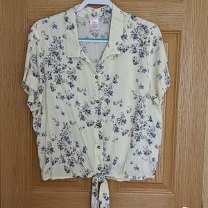 Blue floral button-down crop tee